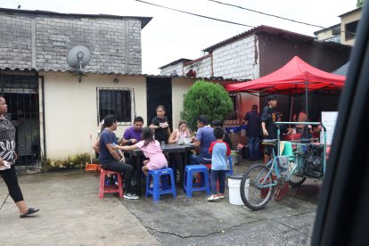 A pesar de ya haber ejercido su derecho al voto, el tema principal de grupos familiares era: “¿El próximo presidente nos sacará de esta pobreza?”.