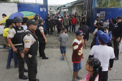 Residentes del bloque 6 de Flor de Bastión asisten a votar.