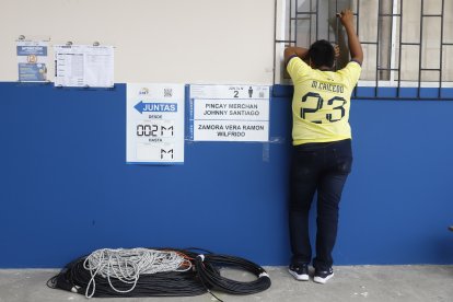Ecuador vota en medio de una inédita prohibición de votar sin fotografiar el voto.