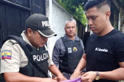 Agentes policiales realizaron exhaustivas revisiones en los recintos electorales de Manabí.