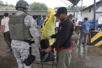 Los uniformados resguardan el orden en los recintos electorales.