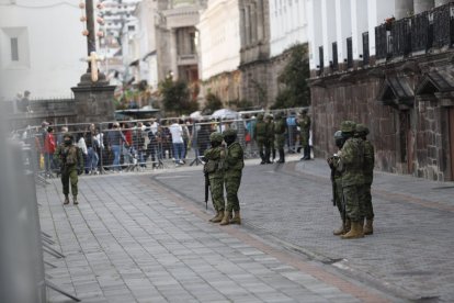 Ambiente en los alrededores de Carorondelet en el Centro Histórico, presencia de militares y policías.