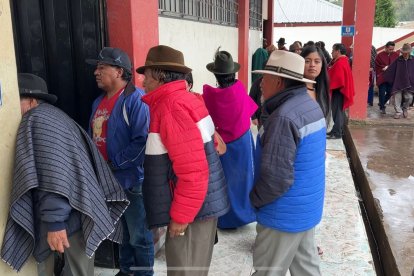 Integrantes de comunidades indígenas acudieron masivamente a sufragar.