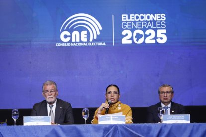 Autoridades del CNE dieron rueda de prensa a las 17:00.