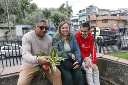 Una familia de no videntes acudió a la iglesia luego de sufragar, en Quito.
