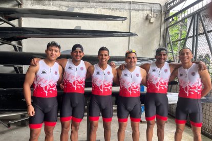 De izquierda a derecha los remeros Julio Arévalo, Alan Solá, Adrián Guala, Randy Cerezo, Cristian Solá (suplente) y David Arévalo.