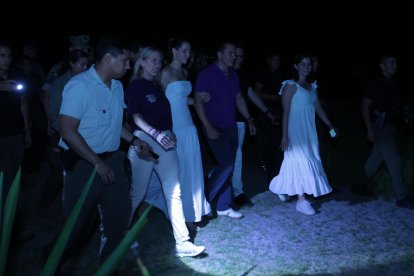 Daniel Noboa y sus simpatizantes en Olón.