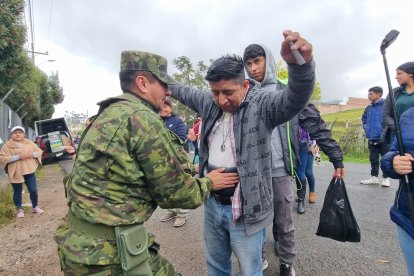 Las Fuerzas Armadas pueden requisar y solicitarán los documentos a las personas que transiten durante el toque de queda.