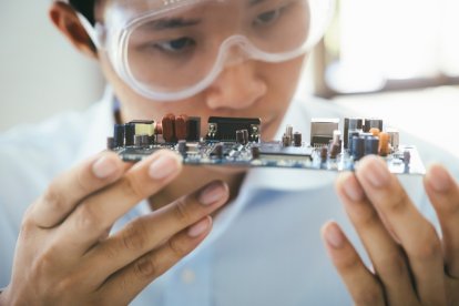 El método utiliza esponjas de proteína de suero para capturar iones de oro de residuos tecnológicos.