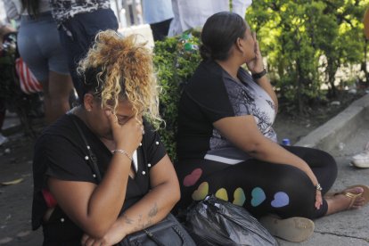 Familiares de Jared Realpe llegaron al Laboratorio de Criminalística para retirar su cuerpo.