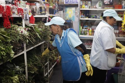 Las curanderas le recomiendan al presidente que se saque las malas vibras.