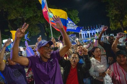 La celebración de quienes votaron por Daniel Noboa se extendió a varias ciudades. En la foto, festejos en Guayaquil.