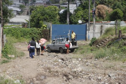 Habitantes abandonan sus viviendas debido a la violencia en Nueva Prosperina.