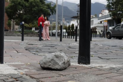 Así como esta, otras piedras también han sido colocadas a un costado de la vía.
