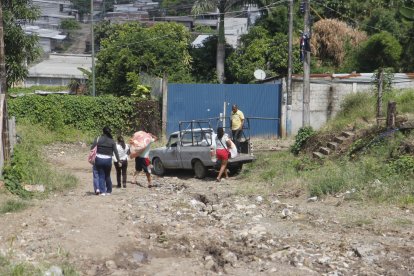 La señora fue recogiendo ventiladores, juguetes de sus hijos y otras pertenencias.