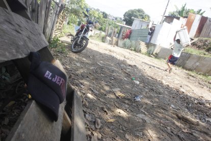 En el lugar donde asesinaron a Sergio Farías solo quedó su gorra, manchada de sangre.