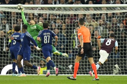 William Pacho hace dupla con Marquinhos en la defensa de PSG.