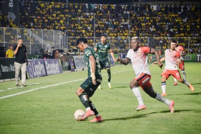 El mediapunta Gabriel Cortez (d) intenta recuperar una pelota en el partido ante Orense, por la octava fecha de la LigaPro 2025.