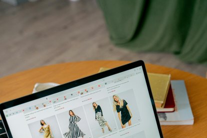 Es relevante revisar las tallas oficiales que exhibe el vendedor.