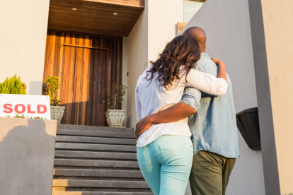 Una pareja observa emocionada su nueva vivienda.
