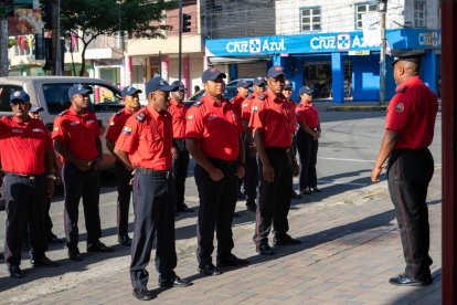 Las autoridades locales han incrementado la vigilancia en las estaciones de bomberos, pero algunos bomberos sienten que esto no es suficiente.