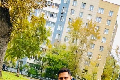 El comunicador social labora en una emisora radial.