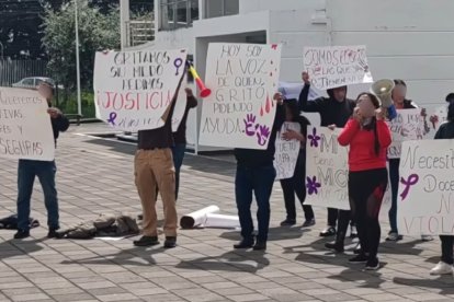 Familiares y allegados de las víctimas también han hecho plantones para exigir justicia.