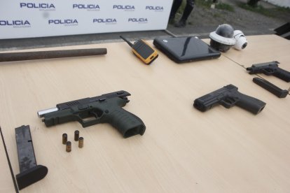 Armas de distintos tipos fueron incautadas durante el operativo.