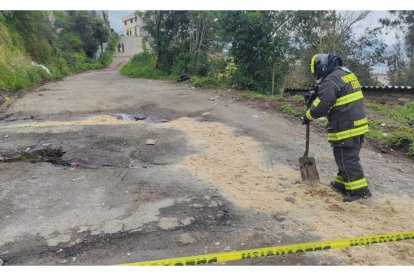 Cuerpo de Bomberos de Quito intervino para controlar el derrame de gasolina en el suroriente de la ciudad.