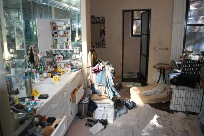 Así fue hallado el baño de Betsy Arakawa.