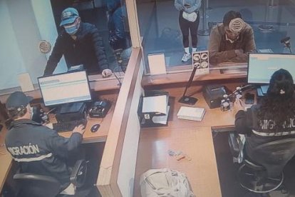 Según el Ministerio del Interior, entidad a la que pertenece Migración, Borja se presentó con el rostro cubierto con una mascarilla.