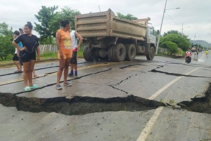 Por las condiciones de la carretera, la circulación vehicular es complicada.