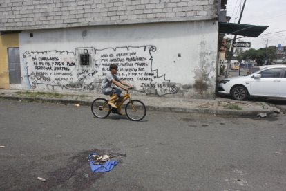 El menor quedó tendido en media vía. Horas antes, en este mismo cantón dejaron un panfleto junto a una cabeza humana.
