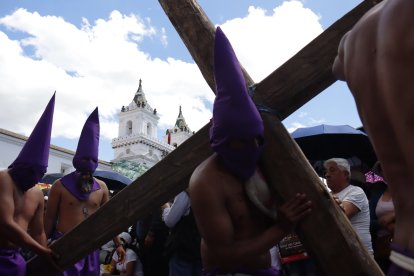 Cucuruchos empiezan a peregrinar por las calles de Quito.