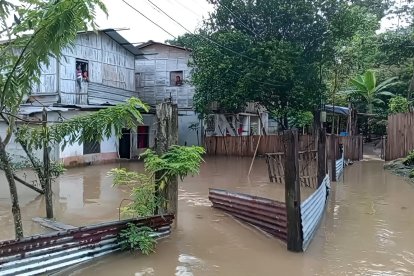 Afectados trataban de sacar sus cosas por la crecida del río.