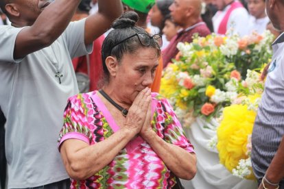 Feligreses rezaban por seguridad y por lo que se fueron.