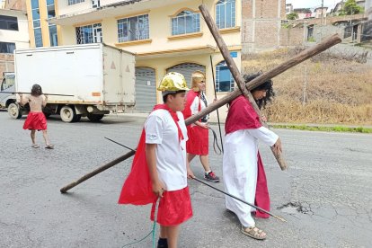 Voluntarios coordinaron la seguridad durante el recorrido, distribuyeron agua a los asistentes y garantizaron que todo transcurriera con orden.