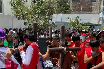 Un grupo de niños y adolescentes recreó el recorrido de Jesús al Gólgota.