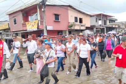 Devotos hicieron recorrido penitencial en calles inundadas en parroquia del cantón Daule.
