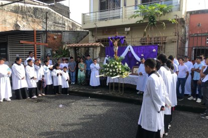 En cada estación representaba no solo el sufrimiento de Cristo, sino también el de un pueblo que clama por justicia, paz y esperanza.