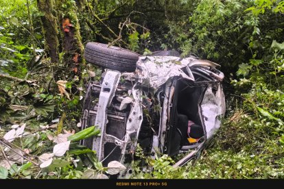 El automotor quedó virado y destruido.