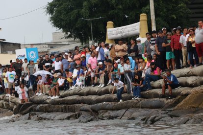 Decenas de habitantes de Posorja coparon el malecón para ver el arribo de las yolas.