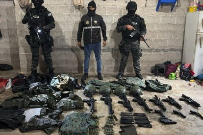 Las armas y uniformes hallados en los allanamientos.
