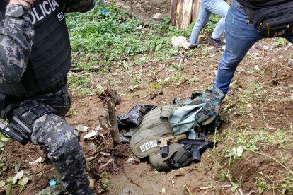 Varios uniformes fueron hallados enterrados.