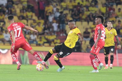 Barcelona SC tuvo problemas para recuperar el balón.