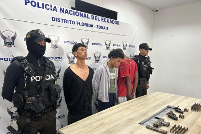 La Policía detuvo a algunas personas en un operativo en Socio Vivienda 2.
