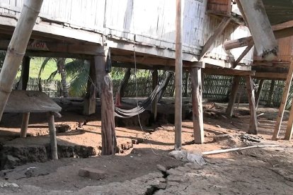 Algunas viviendas están seriamente afectadas por las grandes grietas en la tierra.