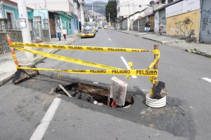 Este es el hueco que se formó en Cotocollao y atraviesa la calle Flavio Álfaro.