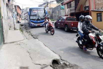 Los huecos en la calle también provocan problemas de tráfico.