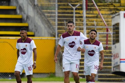 El delantero argentino destaca que con Danny Luna (I) se entiende bien en la cancha.